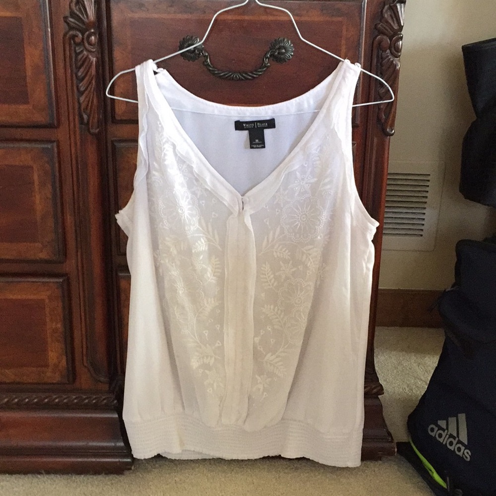 Whitehouse black market Women’s sleeveless top